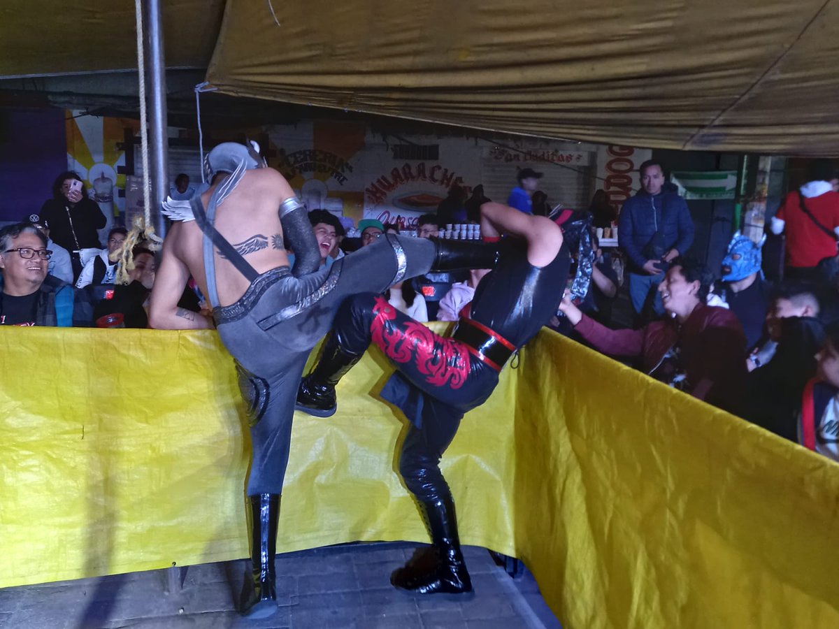 LaTijeraLucha's tweet photo. En sensacional regreso el bando técnico de #Sol,#Alfa y #Kenji se logran imponer en la tercera y definitiva caída a #Carrillo #XDevilJr y #Tiago, con un público totalmente rudo que se da cita,en la #IglesiaDeSanLorenzoTezonco,gran ambiente se vive hoy en la función de esta noche. https://t.co/PVE0NQDDcy