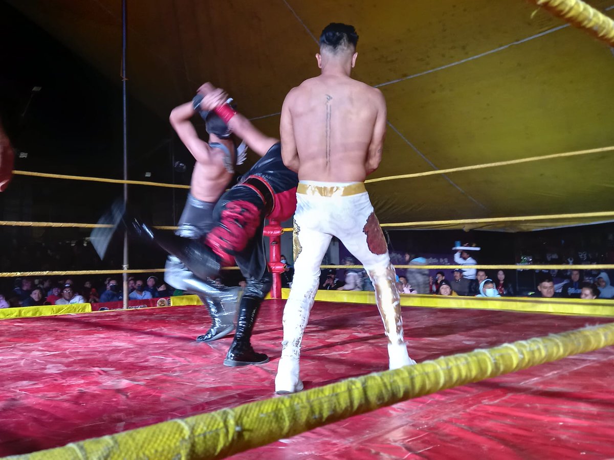 LaTijeraLucha's tweet photo. En sensacional regreso el bando técnico de #Sol,#Alfa y #Kenji se logran imponer en la tercera y definitiva caída a #Carrillo #XDevilJr y #Tiago, con un público totalmente rudo que se da cita,en la #IglesiaDeSanLorenzoTezonco,gran ambiente se vive hoy en la función de esta noche. https://t.co/PVE0NQDDcy