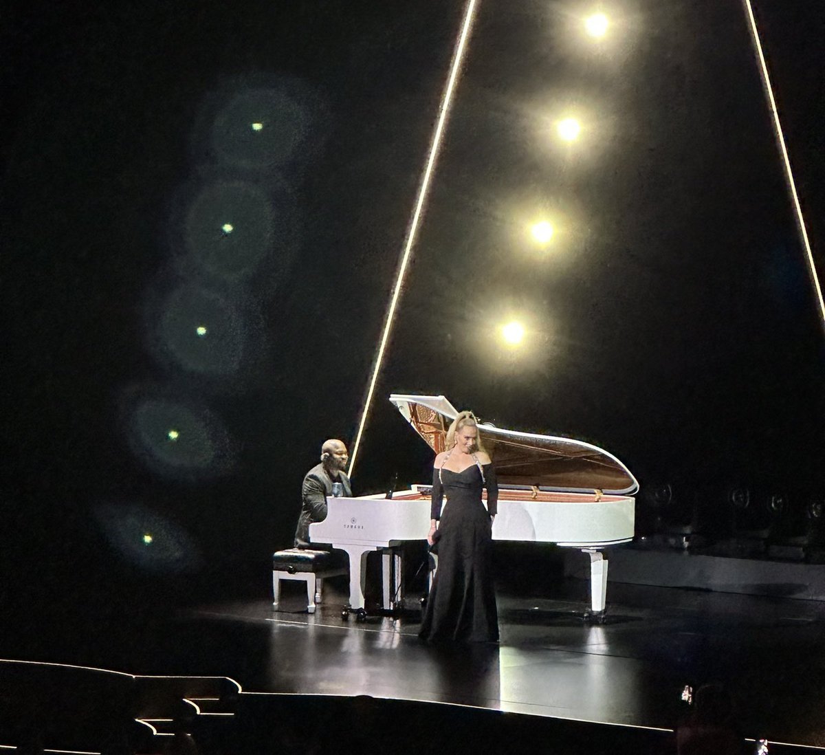 InfoAdeleBrasil's tweet image. O CABELO! Adele ja subiu ao palco da Weekends With Adele.