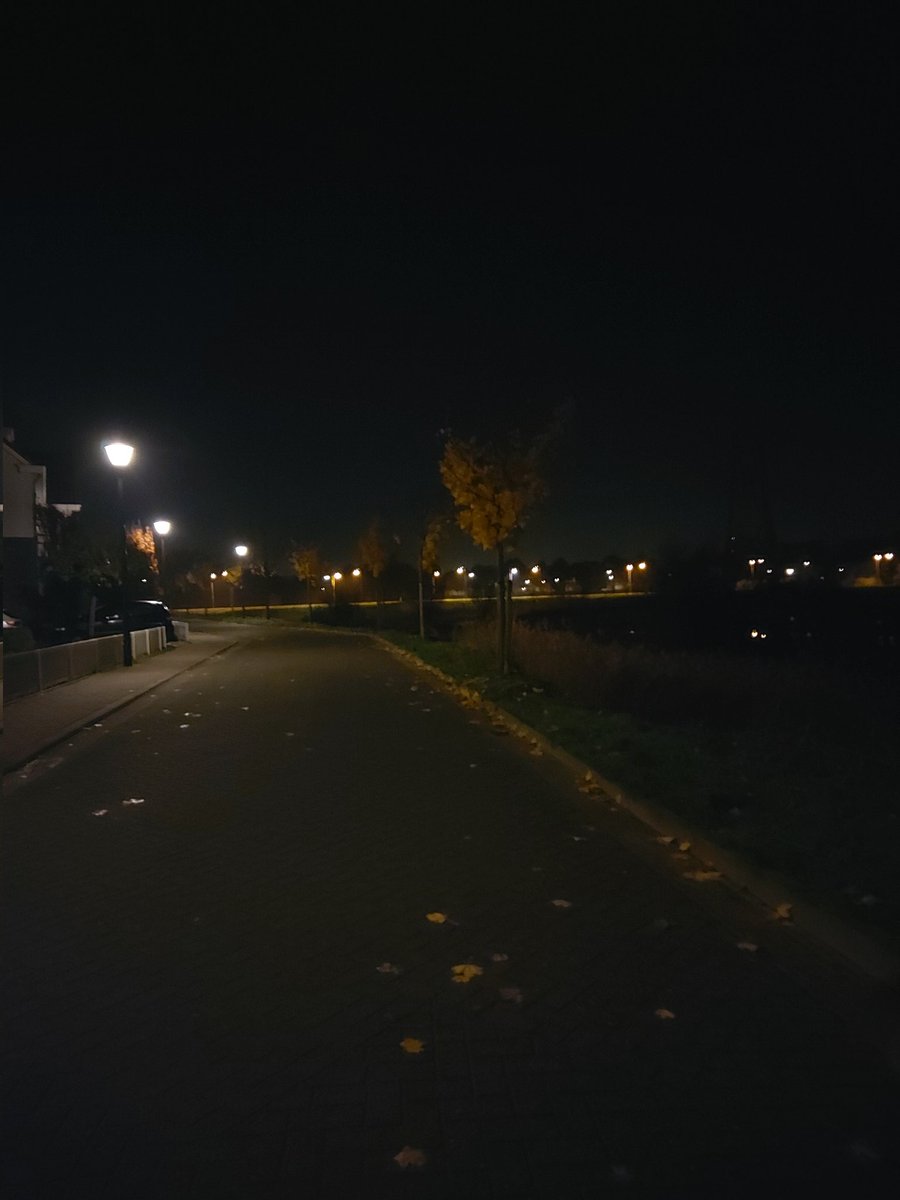 Remie1064's tweet photo. 05:00 uur Brandevoort by night.
Hoezo energiebesparing?????
Op zijn minst halveren lijkt mij.... https://t.co/zYFiOVZ370