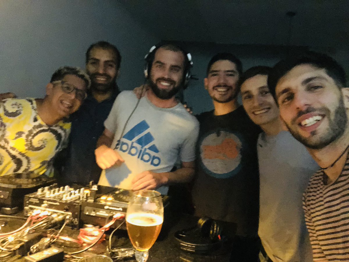 TevezFernando's tweet photo. Música - amigos de eso se trata la vida https://t.co/FnvAAApD30