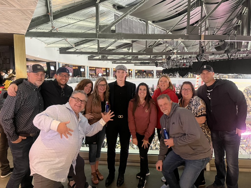 Rbirnie_Element's tweet photo. What an absolute beauty.  Went to vegas, caught a game.  Cale always makes time for us.  Top notch character.  He's such a pleasure to be around.  Every hockey kid should strive to be like this guy. @JohnFleury3 @SandyFleury https://t.co/MrhSp4jFt1