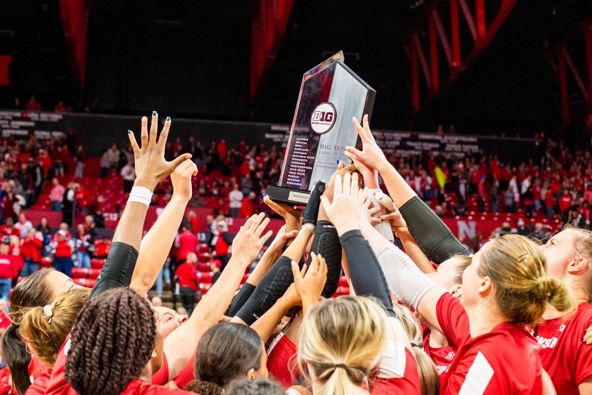 BadgerVB's tweet photo. Bringing home some new hardware 🤩🏆 https://t.co/PNKDIHWxHe