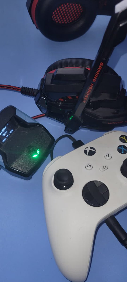 rojaskarlos's tweet photo. @CallofDutyLATAM Que tristeza que no lleva nada un mes y ya hay un montón de tramposos jugando con dispositivos conectados al control para rapid diré, auto aim, headshot, no les gana nadie https://t.co/t0zK1NFFze