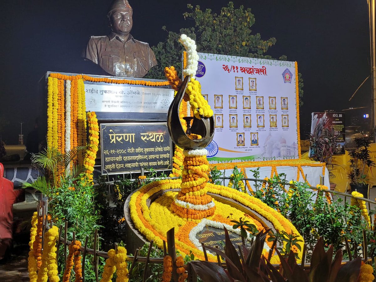 IndiatourismM's tweet photo. 26/11 हा असा दिवस आहे जो आपल्या हृदयातून कधीच जाऊ शकत नाही. ही तीच वेळ होती जेंव्हा सिंहाच्या छातीचा अधिकारी, तुकाराम ओंबळे पुढे सरसावला आपल्या मुंबईच्या अन् देशाच्या रक्षणासाठी. इतर अनेकांचे प्राण वाचावेत म्हणून त्याने आपला जीव ओवाळून टाकला. @MumbaiPolice
#attacksof2611 https://t.co/UCFTvUgJRE