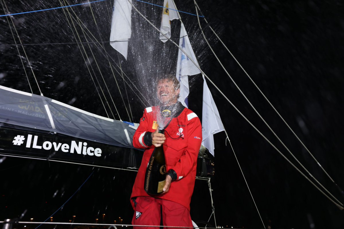 😍 Quelle félicité ! Avec ma victoire sur cette @RouteDuRhum - Destination Guadeloupe 2022 en Rhum Mono, j'établis un nouveau temps de référence : 16 jours, 13 heures, 57 minutes et 51 secondes.

Lisez mon communiqué de presse ici : mailchi.mp/imagepublique.…

📸 Thomas Deregnieaux