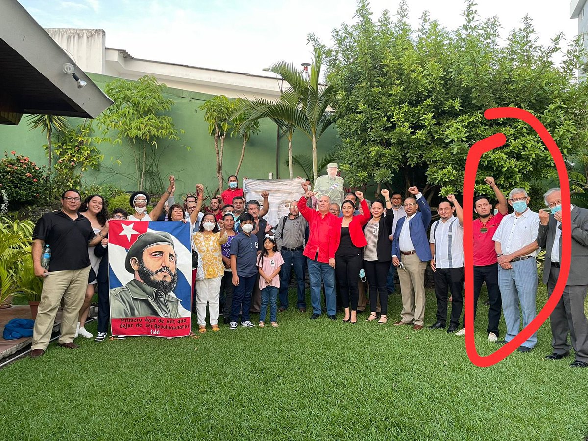 Narcomandante's tweet photo. Mis sirvientes siempre cumplen con mis órdenes. Hoy, como buenos golondrinos vestidos de rojo, están con uno de los ideólogos de mi patrocinado. Haremos el FMLN 100% golondrino. 

#Heilbuki ✊🏾😍 https://t.co/9HmChM0YLV