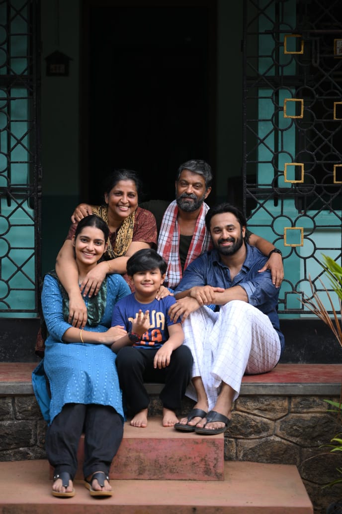 moviesavailable's tweet photo. #Shefeek & Family from #ShefeekkinteSanthosham. Now running in your nearest theatres.
Promising reports from the audience π https://t.co/Sy40oTAA4N