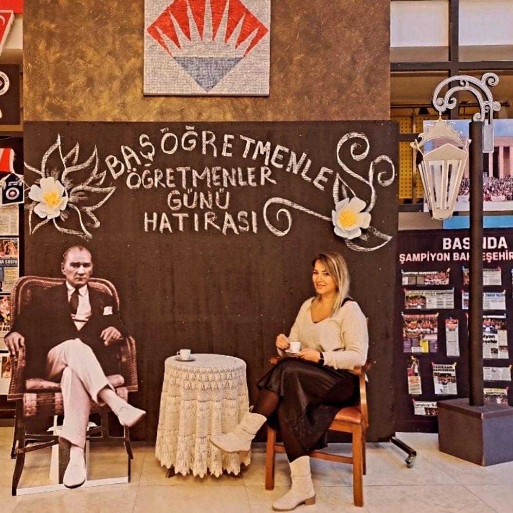 CigdemaksuB's tweet photo. Başöğretmenimle başbaşa..
#24KASIM
#ogretmenlergunu 
@ilkay_tandogan 
@ANKbahcesehir https://t.co/IFGzMGezje