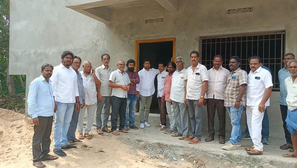 manaWGodavari's tweet photo. యలమంచిలి మండలం నార్నిమెరక గ్రామంలో రైతు భరోసా కేంద్రం,వై.యస్.ఆర్ వైద్య క్లినిక్,గ్రామ సచివాలయం, మరియు  కాలువకి కల్వర్టు నిర్మాణ పనులను పరిశీలించి నాణ్యత ప్రమాణాలతో పనులు సకాలంలో పూర్తి చేయాలని కాంట్రాక్టర్ మరియు అధికారులకు పలు సూచనలు జారీ చెయ్యడం జరిగింది

 #YSJaganMarkGovernance https://t.co/zZGBu4PDvJ