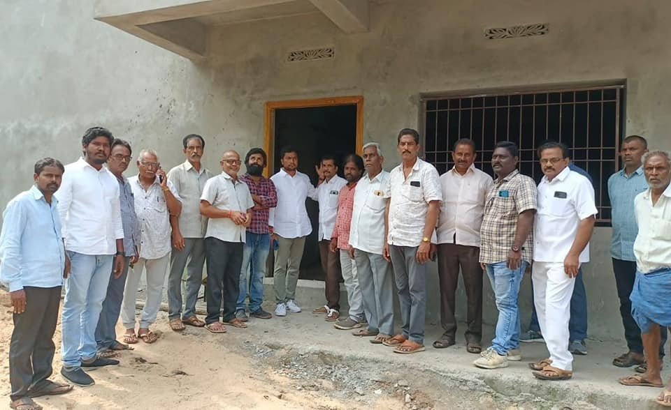 manaWGodavari's tweet photo. యలమంచిలి మండలం నార్నిమెరక గ్రామంలో రైతు భరోసా కేంద్రం,వై.యస్.ఆర్ వైద్య క్లినిక్,గ్రామ సచివాలయం, మరియు  కాలువకి కల్వర్టు నిర్మాణ పనులను పరిశీలించి నాణ్యత ప్రమాణాలతో పనులు సకాలంలో పూర్తి చేయాలని కాంట్రాక్టర్ మరియు అధికారులకు పలు సూచనలు జారీ చెయ్యడం జరిగింది

 #YSJaganMarkGovernance https://t.co/zZGBu4PDvJ