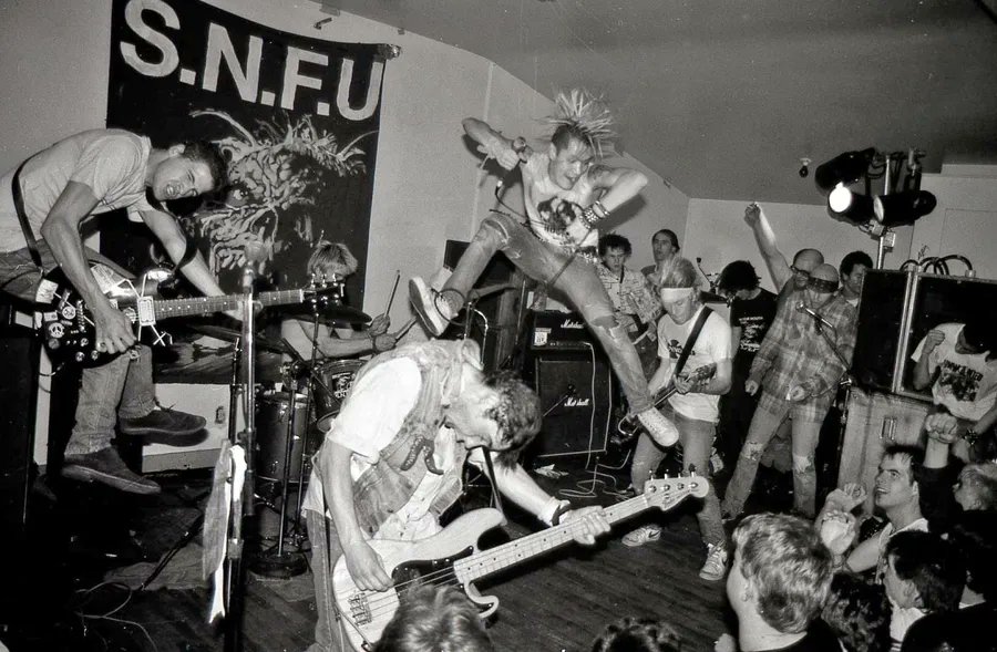 The preeminent stage performers SNFU in the late 80's ⚡

Do you know?
Mr. Chinn was diagnosed with schizophrenia, and friends say he struggled with trauma from his childhood. 😦

#punk #punks #punkrock #hardcorepunk #chipig #SNFU #history #punkrockhistory
