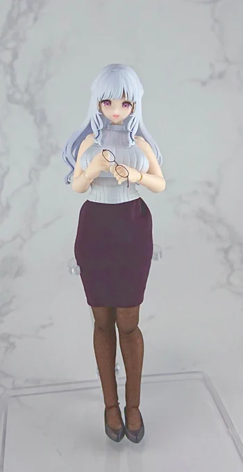 よみさんは眼鏡をかけているのでアゾンの1/12エッチングメガネを使用してみました。よみさんの眼鏡と違い横長タイプなのですが1/12でも繊細で眼鏡っぽい感じにできました。接着をしてるわけではないので取り外しも可能。優しい感じ微笑み表情も作ってみました。#よみおね絵さん #紡葉よみ 