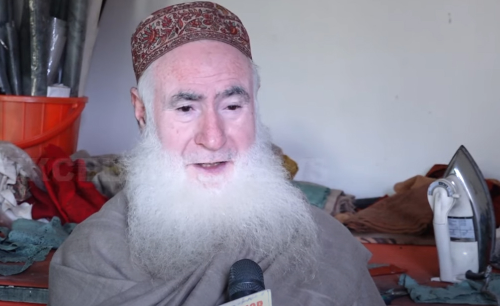 DailyExcelsior1's tweet photo. J&amp;K | Ghulam Rasool Khan, a master #artisan and lone expert in patchwork #Jamawar shawl weaving, advises youth to learn traditional crafts rather than waiting for Government jobs because handmade goods from Kashmir are in high demand and fetch good prices.
https://t.co/547j8B63rU https://t.co/NgCKXO8NKy