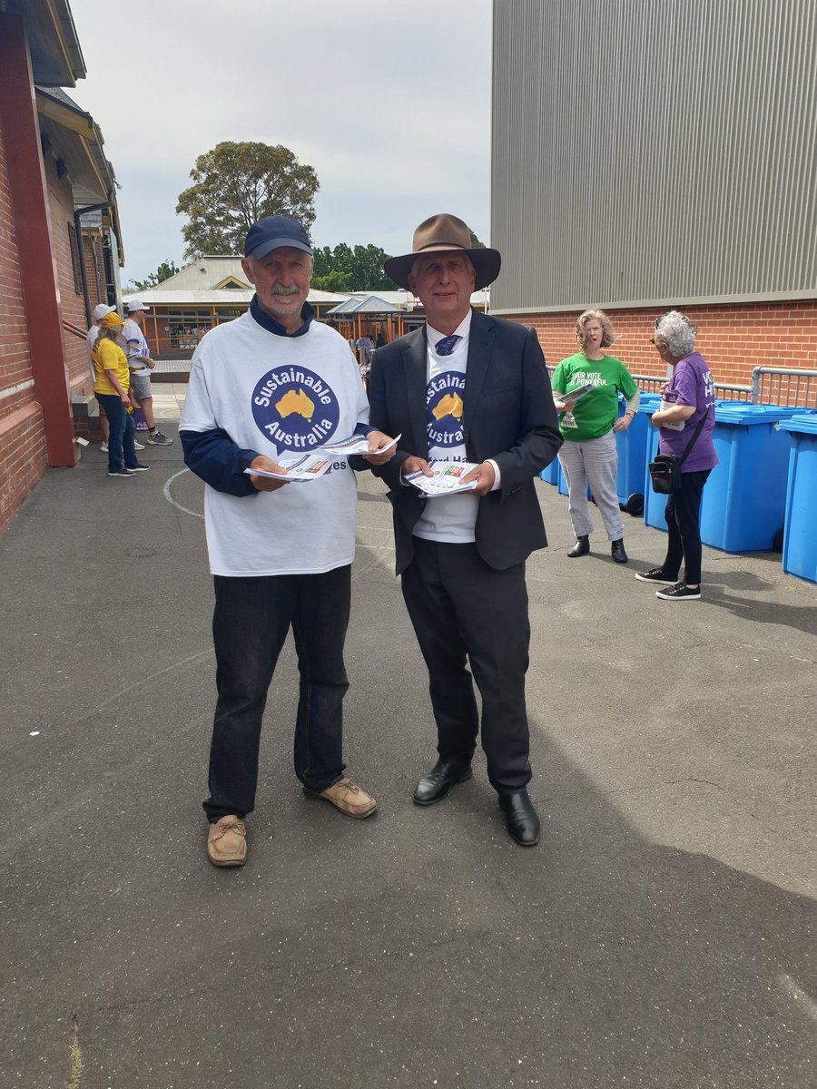 VoteSustainable's tweet photo. Clifford is working hard at Brighton Primary School with help from Candy, Pam and Luke.  😃 ✊

@CliffordHayesMP #springst #vicvotes https://t.co/Kracod6ZKu