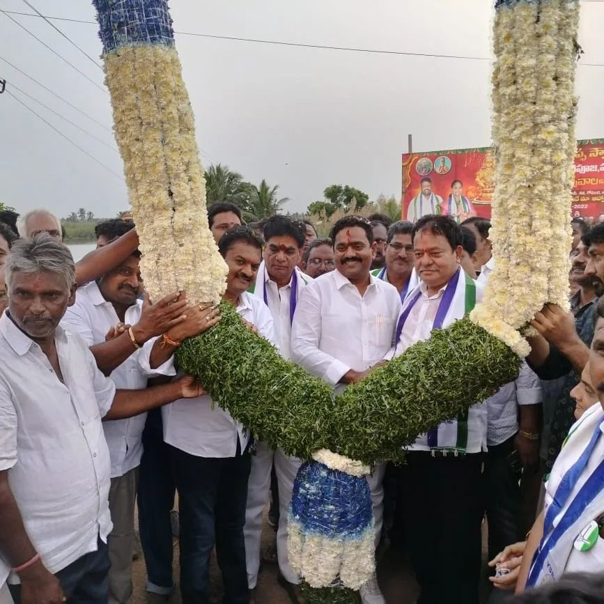 manaWGodavari's tweet photo. ఉండి నియోజకవర్గం కలవపూడిలో #GadapaGadapakuManaPrabhuthvam 100 రోజులు పూర్తి చేసుకున్న కార్యక్రమంలో ముఖ్య అతిథులుగా పాల్గొన్న  చీప్ విప్ @mprasadaraju369  గారు,ఉండి ఇంచార్జి DCCB చైర్మన్ PVL నరసింహరాజు గారు,క్షత్రియ కార్పోరేషన్ చైర్మన్ పాతపాటి సర్రాజు గారు, తదితరులు పాల్గొన్నారు. https://t.co/d4O1PstNbP