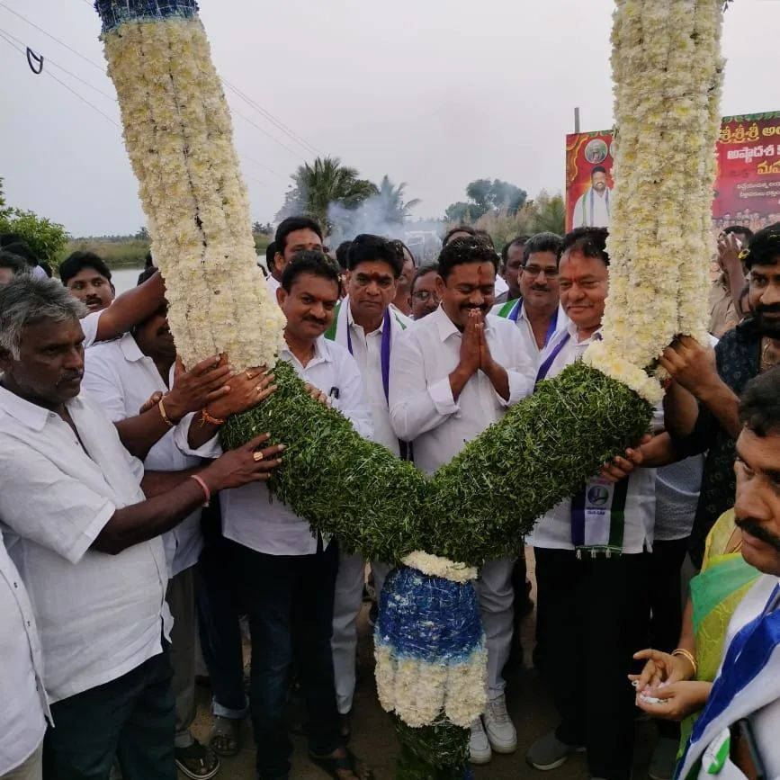 manaWGodavari's tweet photo. ఉండి నియోజకవర్గం కలవపూడిలో #GadapaGadapakuManaPrabhuthvam 100 రోజులు పూర్తి చేసుకున్న కార్యక్రమంలో ముఖ్య అతిథులుగా పాల్గొన్న  చీప్ విప్ @mprasadaraju369  గారు,ఉండి ఇంచార్జి DCCB చైర్మన్ PVL నరసింహరాజు గారు,క్షత్రియ కార్పోరేషన్ చైర్మన్ పాతపాటి సర్రాజు గారు, తదితరులు పాల్గొన్నారు. https://t.co/d4O1PstNbP