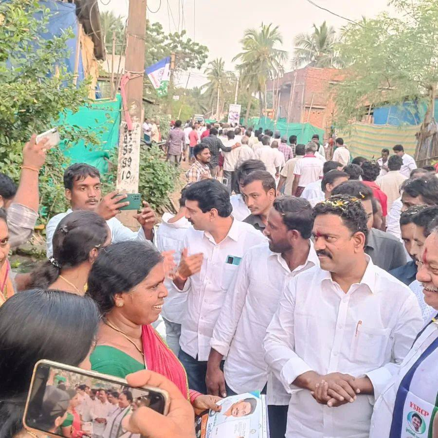 manaWGodavari's tweet photo. ఉండి నియోజకవర్గం కలవపూడిలో #GadapaGadapakuManaPrabhuthvam 100 రోజులు పూర్తి చేసుకున్న కార్యక్రమంలో ముఖ్య అతిథులుగా పాల్గొన్న  చీప్ విప్ @mprasadaraju369  గారు,ఉండి ఇంచార్జి DCCB చైర్మన్ PVL నరసింహరాజు గారు,క్షత్రియ కార్పోరేషన్ చైర్మన్ పాతపాటి సర్రాజు గారు, తదితరులు పాల్గొన్నారు. https://t.co/d4O1PstNbP