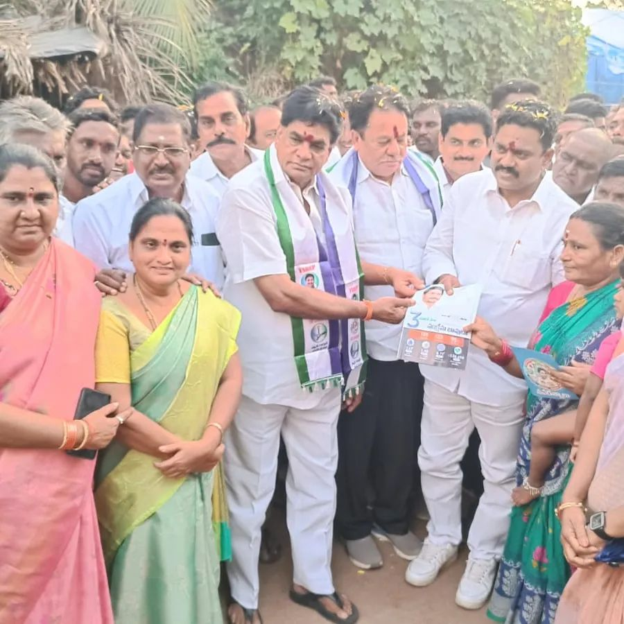 manaWGodavari's tweet photo. ఉండి నియోజకవర్గం కలవపూడిలో #GadapaGadapakuManaPrabhuthvam 100 రోజులు పూర్తి చేసుకున్న కార్యక్రమంలో ముఖ్య అతిథులుగా పాల్గొన్న  చీప్ విప్ @mprasadaraju369  గారు,ఉండి ఇంచార్జి DCCB చైర్మన్ PVL నరసింహరాజు గారు,క్షత్రియ కార్పోరేషన్ చైర్మన్ పాతపాటి సర్రాజు గారు, తదితరులు పాల్గొన్నారు. https://t.co/d4O1PstNbP