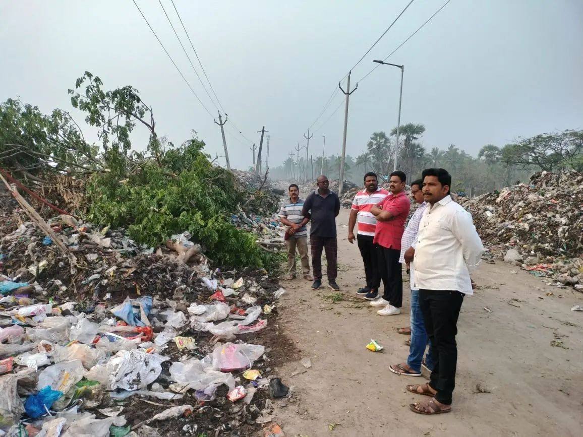 manaWGodavari's tweet photo. డంపింగ్ యార్డ్ ను,స్మశాన వాటిక పనులను పరిశీలిస్తున్న చీఫ్ విప్.

నరసాపురం పట్టణంలో మార్నింగ్ వాకింగ్ చేస్తూ డంపింగ్ యార్డ్ ను,స్మశాన వాటిక అభివృద్ధి పనులను పరిశీలిస్తున్న రాష్ట్ర ప్రభుత్వ చీఫ్ విప్ ముదునూరి ప్రసాదరాజు గారు.

#CMYSJagan #YSJaganMarkGovernance  #ManaWestGodavari https://t.co/7VOwEbk24u