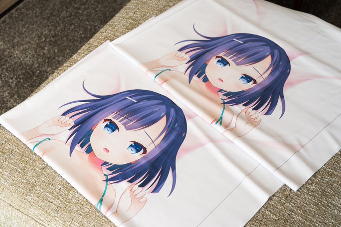 印刷所「抱き枕カバー印刷の調節を2パターン送りましたのでどちらか選んでください」
ぼく(どこが違うのかさっぱり分からん…) 