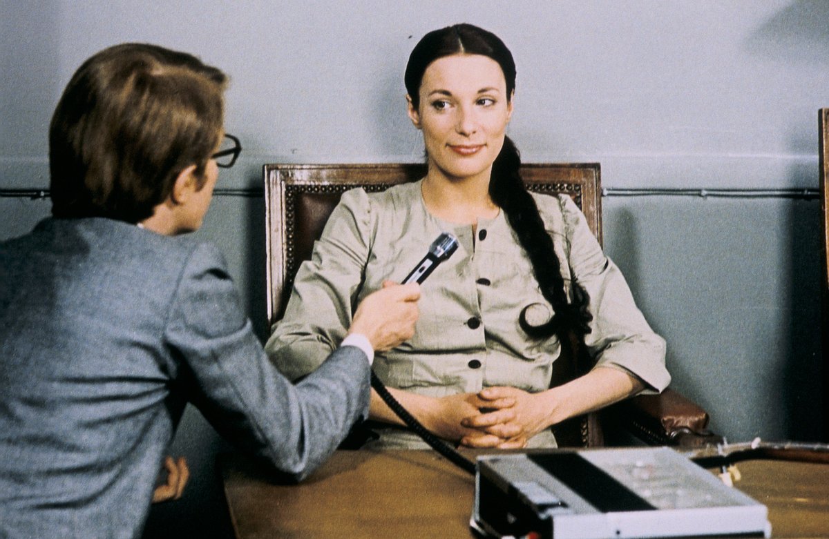 ＜生誕90周年上映 #フランソワ・トリュフォーの冒険＞
『#私のように美しい娘』(1972)
SC③11/26㈯～12/2㈮
#ベルナデット・ラフォン の陽気な人間的魅力が遺憾なく引き出された、男性社会に対する諷刺的視線を秘めた軽やかな犯罪喜劇。女性犯罪者を研究する学者が殺人罪で服役中の娘への取材を試みる