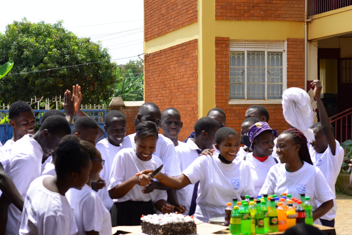 KigaBae2's tweet photo. The club has also come up with different creative projects aiming at environmental conservation
Used for making dustbins out of plastic bottles.#DCA
#withrefugees
#tropicalhigh https://t.co/WitWQsW6fd