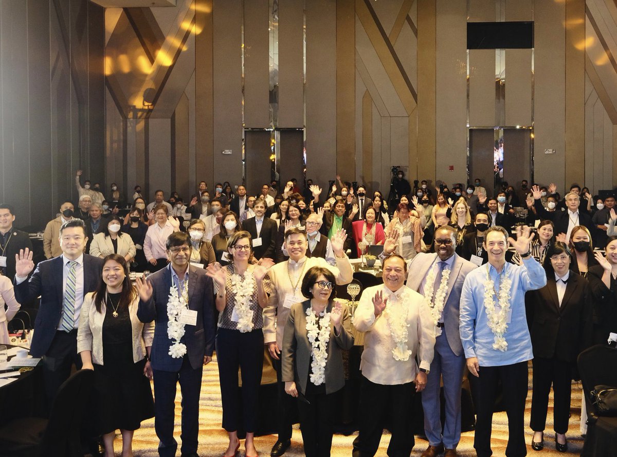 JuhernKim's tweet photo. Pleased to greet the Chairwoman-designate of the @CCCPHL Hon. Antonia Yulo-Loyzaga @DENROfficial and Congressman Edgar Chatto from Bohol province w/ Vice Chairman and Secretary @RobertEABorje @ #CCCWeek2022 Look forward to join forces for more concrete actions! @GGGIPhilippines https://t.co/EjShkg89xO