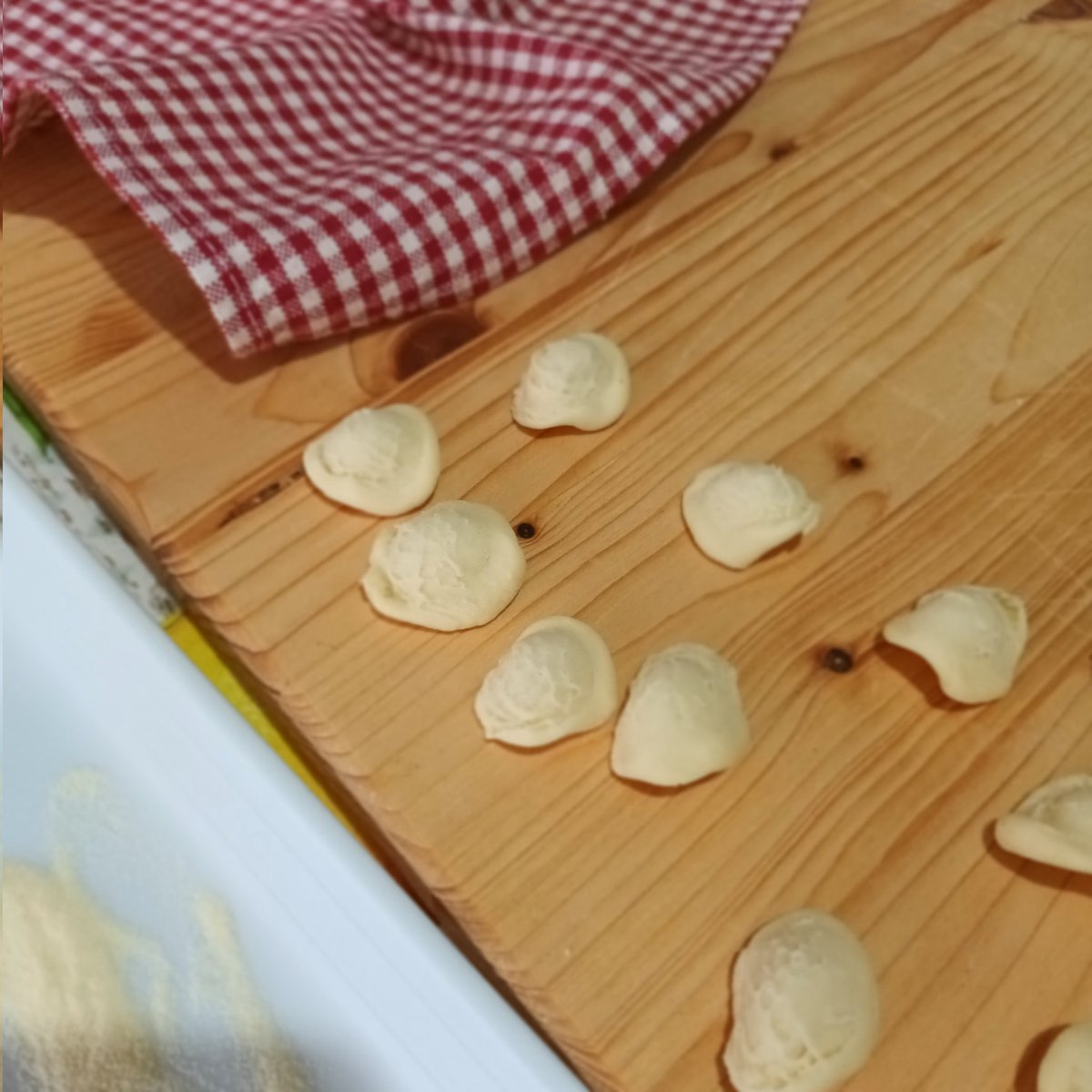 simo3loves's tweet photo. Piove e allora #maniinpasta #orecchiette #workinprogress https://t.co/Giuw0pJh7o