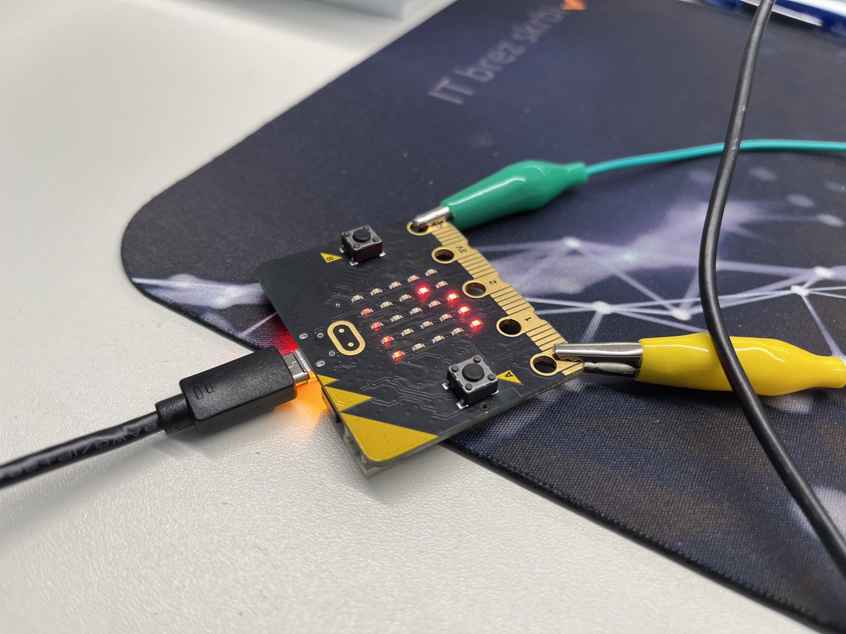 rdrstv's tweet photo. Micro:bit je kar luštna zadeva😊 ⁦@kradovan2⁩ in Danijel Šic, hvala za nova znanja in ideje😊 https://t.co/NVnY3jzGzw