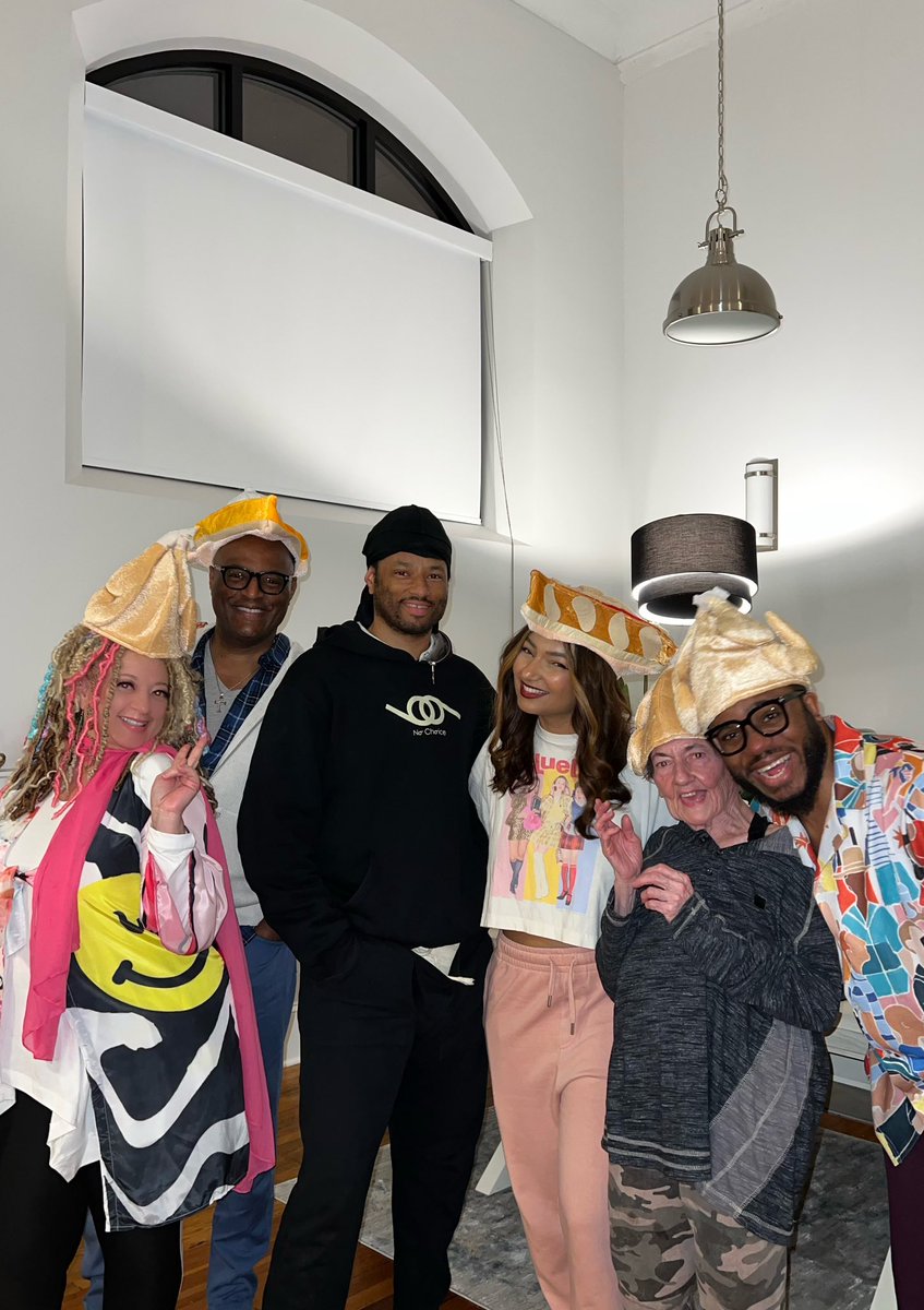 We hope you all had some great time with family and friends ❤️♥️. We’re thankful for our Ling and Lamb Famington around the world 🌎♥️
#lingandlamb