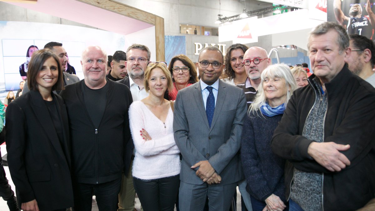 Le ministre <a href="/PapNdiaye/">Pap Ndiaye</a> et des lauréats du Forum des enseignants innovants