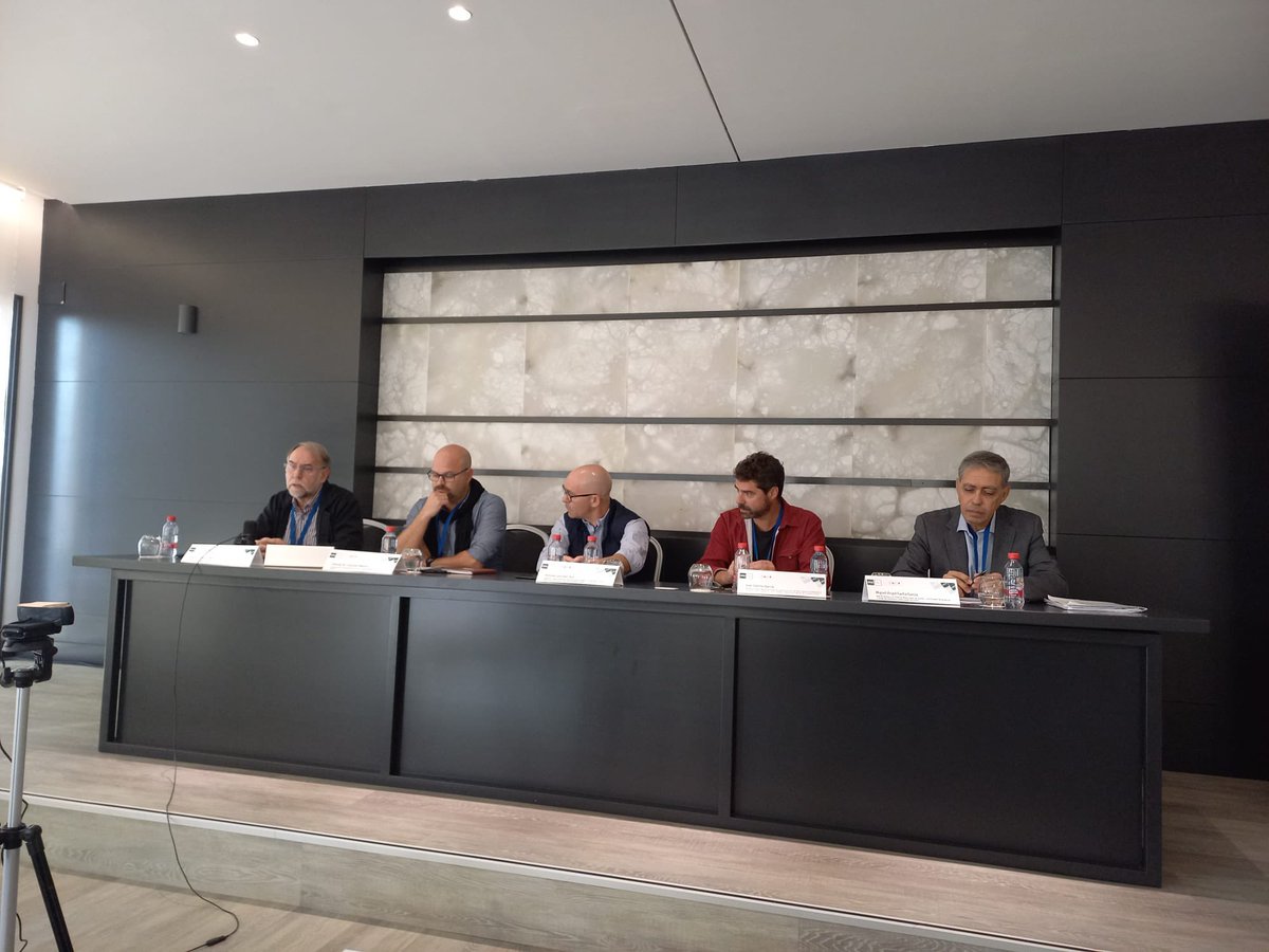 asoc_aapid's tweet photo. Intervienen Roberto Soto, Antonio Cuaresma, Antonio González y Juan Sobrino. Modera Miguel Ángel Garfia #meeting_AAPID2022 @fesabid @UNED #aapid #aracena #bibliotecasrurales https://t.co/QiLu8N5FmX