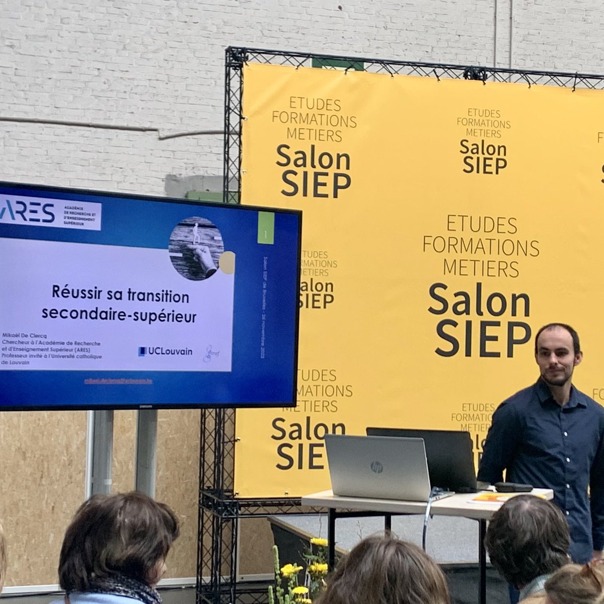 Notre collègue Mickael De Clercq commence sa conférence « réussir sa transition secondaire-secondaire »au salon ⁦<a href="/LeSiepBelgique/">Le Siep</a>⁩ à Bruxelles. Et nous sommes toujours au stand 114 📍