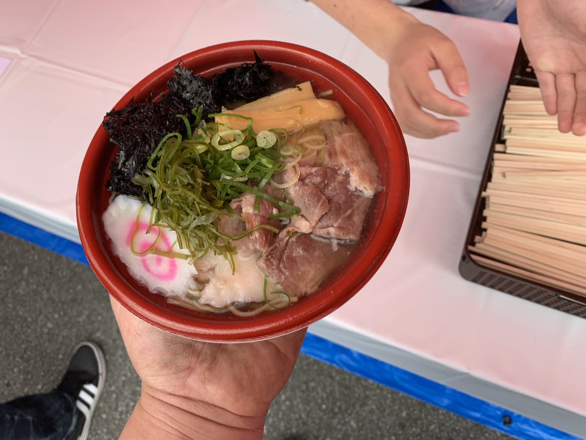 SuugleEarth's tweet photo. 仕事の移動の途中でいただきましたー！

なぜ、海苔が塊なの？
と、思いつつ食べていたら、終盤に向けて徐々に海苔が溶け出して味変！
麺にも絡んで違う風味に化けました！

塩ラーメンって美味しいんだ！！
#日本航空　#JAA https://t.co/KArBTTGCya