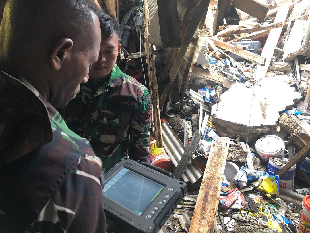 Jatosint's tweet photo. 1. Soldiers from Army #TNIAD 13th Engineer Batt using life locator systems to find victims
2. Forward Air Controllers from Air Force #TNIAU QRF/SF Command #PASGAT help direct air traffic + provide flight information for helos carrying aid supplies
#PrayForCianjur #MOOTW
📸TNI https://t.co/JD1B3ot3Ml