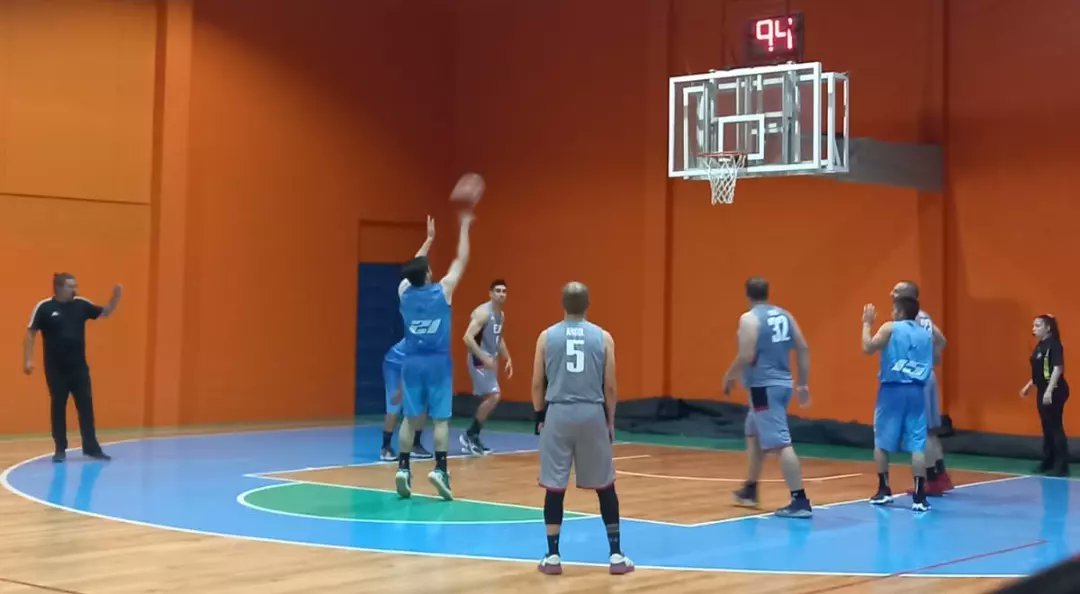 basketzoom's tweet photo. 🏀 ⛹🏻♂️💪 Viernes de Liga Asobas Mulchén 2022.
Varones adultos. Triunfo de Zoom A vs Angol. Jugado en el Gimnasio Municipal Mulchén.
#ligabiobio
#ligaasobas
#asobasmulchen
#masculino
#femenino
#basketmasculino
#losangeles
#lacelestedemulchen #nosseguimoscuidando
#dalezoom https://t.co/8GfjjZsevm