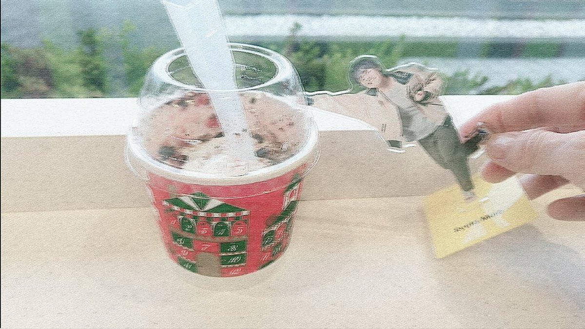 kazuTN2's tweet photo. McFlurryストロベリーココアクッキー。やっと食べれました～。１１月に発売されてずっと食べに行くぞと思いつつ日が経過。念願叶い♡苺好きでして(^^)
#MacFlurry
#ストロベリーココアクッキー
#アクスタ
#室龍太  #使い方は合ってるのかな https://t.co/DxtA3CXeig