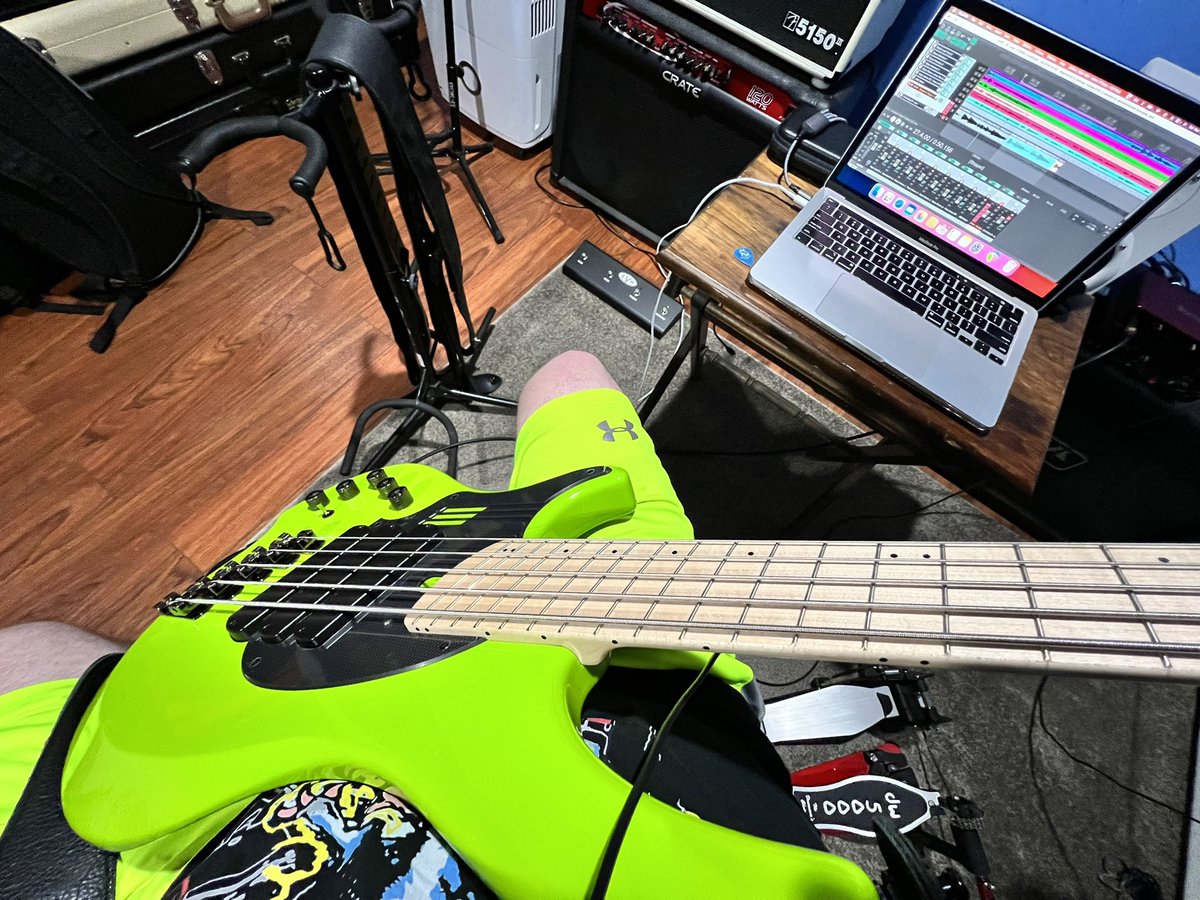 Vandylism_Music's tweet photo. My bass matches my shorts tonight! ๐คฃ๐ธ
#dingwall #bass #bassguitar #dingwallbass #lefthanded #lefty #leftybass #reaper #reaperdaw #vandylism #recordingproject #homestudio https://t.co/3kXP8Tj1e1
