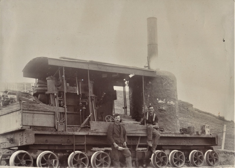 The word for Day 26 in English then Māori of #Museum30 #Colleague #Hoamahi   

A couple of colleagues or hoamahi of Clifden Limeworks with their boiler. See more about this machine and industry in our Central and Western Murihiku Southland Archive here: ehive.com/collections/20…