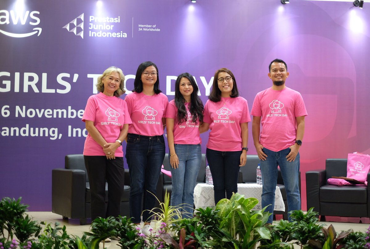 aprieJ's tweet image. Pembicaranya keren2, pastinya adalah wanita yg sukses berkarir pada bisang teknologi. (ki-ka: Metha Trisnawati, Co-Founder &amp;amp; COO Sayurbox, Meigy Ulina, PM Transfez, dan Yashinta Bahana, Head of BD AWS)

@awscloud
@prestasijunior
#AWSGirlsTechDay #AWSInCommunities #PrestasiJunior