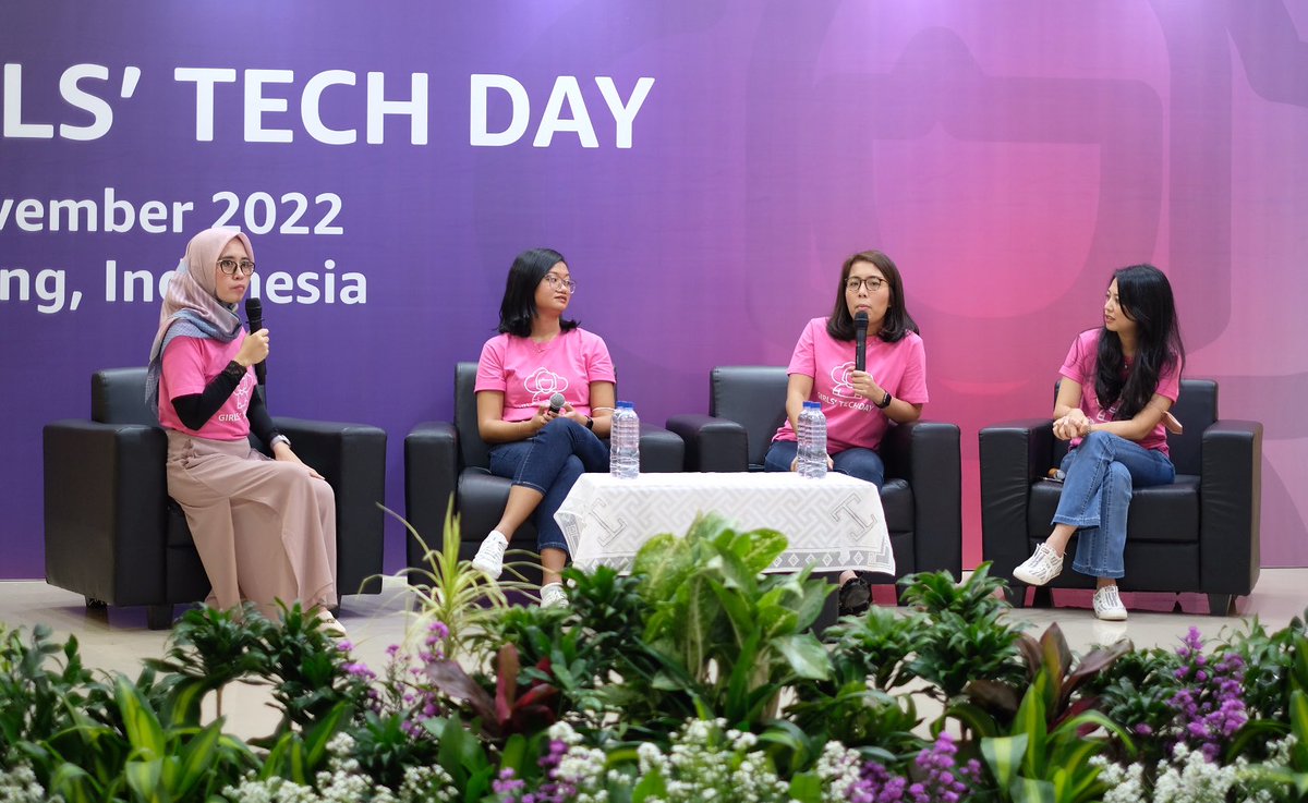 aprieJ's tweet image. Pembicaranya keren2, pastinya adalah wanita yg sukses berkarir pada bisang teknologi. (ki-ka: Metha Trisnawati, Co-Founder &amp;amp; COO Sayurbox, Meigy Ulina, PM Transfez, dan Yashinta Bahana, Head of BD AWS)

@awscloud
@prestasijunior
#AWSGirlsTechDay #AWSInCommunities #PrestasiJunior