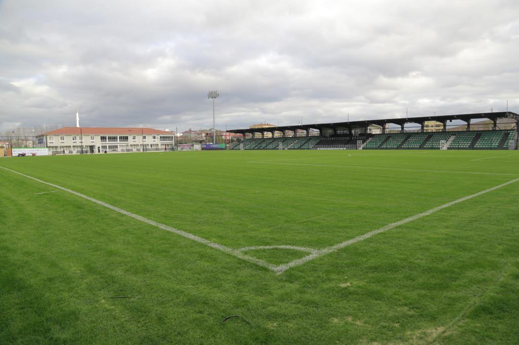 A_HasimBaltaci's tweet photo. UEFA standartlarına uygun yeni doğal çim zemini, kamp tesisi, ilave edilen VİP salonu, artan kapasitesi ve diğer üniteleriyle Bolluca Stadımız yeniden maçlara hazır. 
Hayırlı olsun.

#YarınaHazırArnavutköy https://t.co/aXei0hFxs8