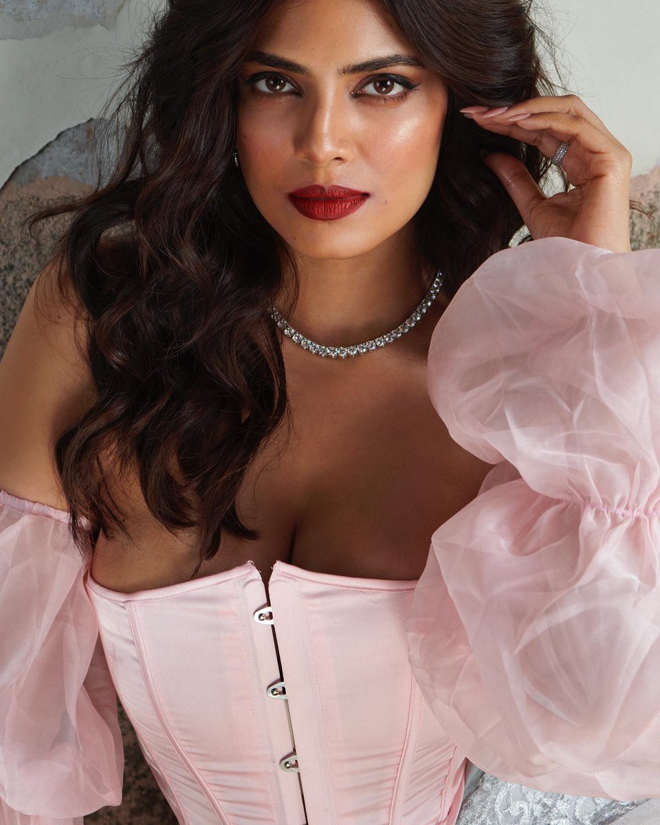MalavikaM_'s tweet photo. 💕+💋 kinda mood https://t.co/vrNh4HJp0V