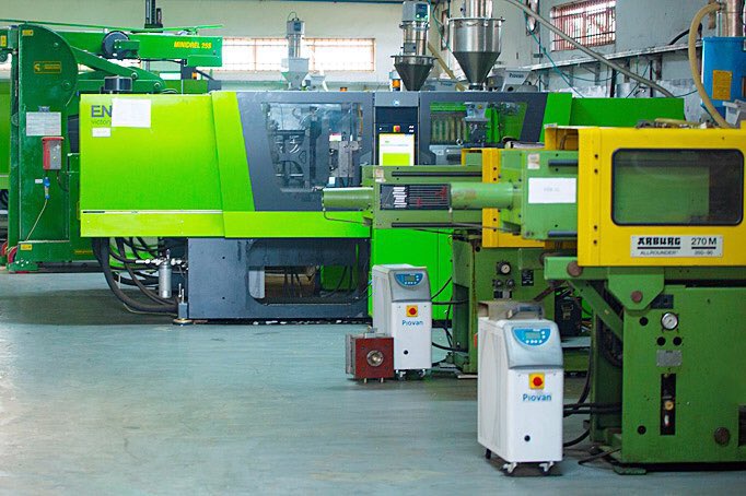 OvieNews's tweet image. Nigeria spends $39.4m importing switches and fuses from China. Mr Jude Abalaka has built a factory that produces 2-In-1 USA-British sockets and switches, to reduce such imports. Production has begun,jobs created. Nigeria's Industrialisation is on track with domestic production.