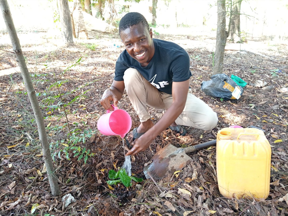 Manuh_Mmoja's tweet image. On it boss #ClimateAction is the way to go #Trees4Future