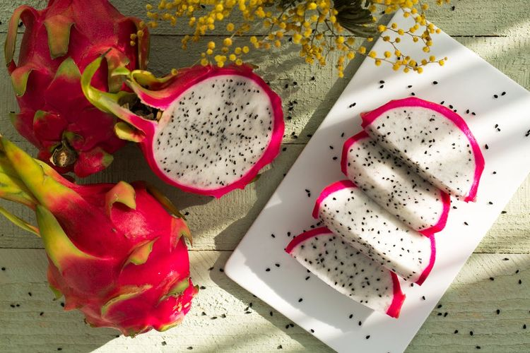 Youthssfm's tweet photo. Hallo Yupss. Kamu suka mengonsumsi buah naga? Buah yang memiliki daging warna merah atau putih ini mempunyai nutrisi yang bermanfaat bagi kesehatan tubuh. Simak thread berikut ya;

Foto: Kompas https://t.co/htflqYLDMF