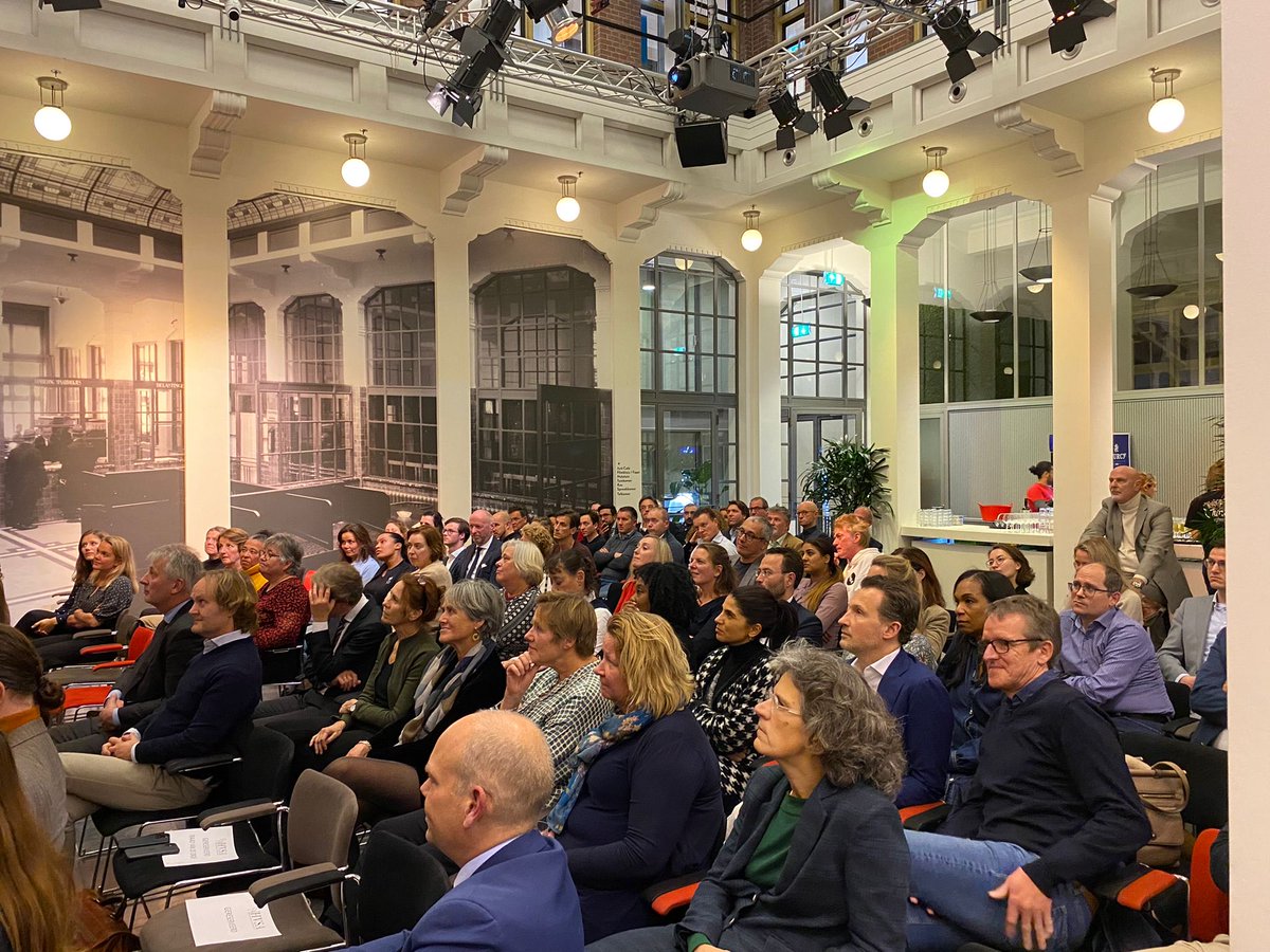 DianthavEijsden's tweet photo. Afgelopen donderdag hadden wij een zeer succesvolle opening van de HVSA met als sprekers de gebroeders Anker. Boven onze verwachting zit ons ledenaantal op bijna 100 Haagse strafrechtadvocaten! We gaan er een mooi jaar van maken! Lid worden? Kijk op https://t.co/RZjUXwBquO #hvsa https://t.co/VaJgOH1nQJ