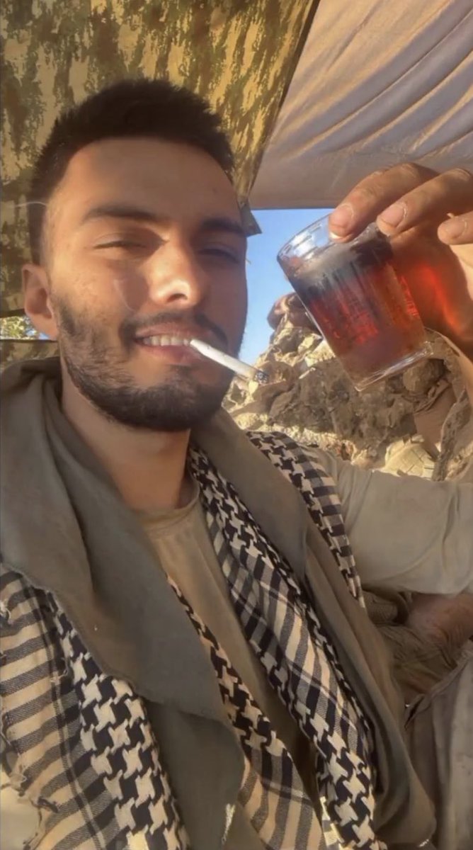 Kopuzunda nağmeler Dedem Korkut söylüyor,
Türkün şanlı askeri vurulsa da ölmüyor.