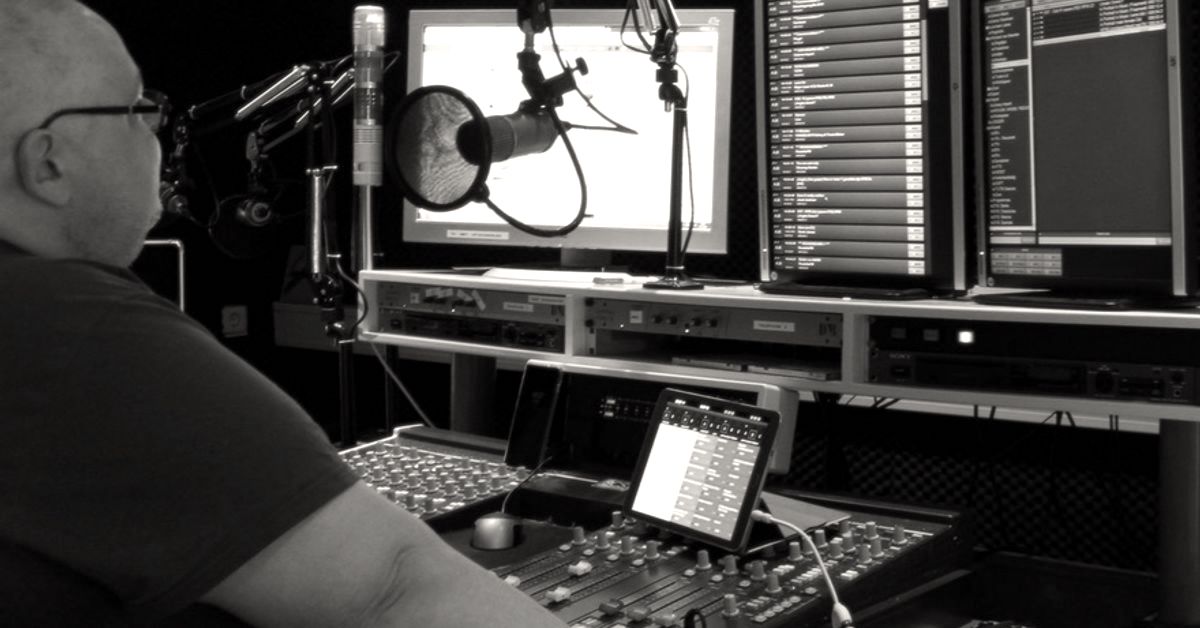 roulettefm's tweet photo. Muziek- en radiovrienden opgelet! Vorige week overleed  Richard van Meerten heel plotseling. Om hem te eren start straks om 19.00 uur jouw #zaterdagavond nog een keer met zijn Kortsluiting! #debilt #zeist #utrecht Check 106.6FM of https://t.co/VB2O1Q7L8E https://t.co/EjmICcPaCU